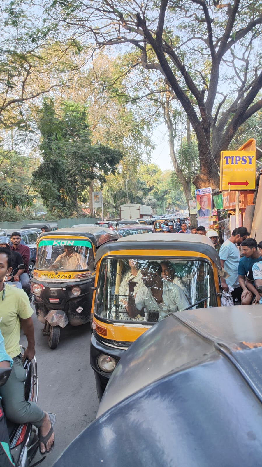 मढ-मार्वे रस्त्याचे धोकादायक काम प्रवाशांची प्रचंड गैरसोय; विद्यार्थ्यांचे आरोग्य धोक्यात